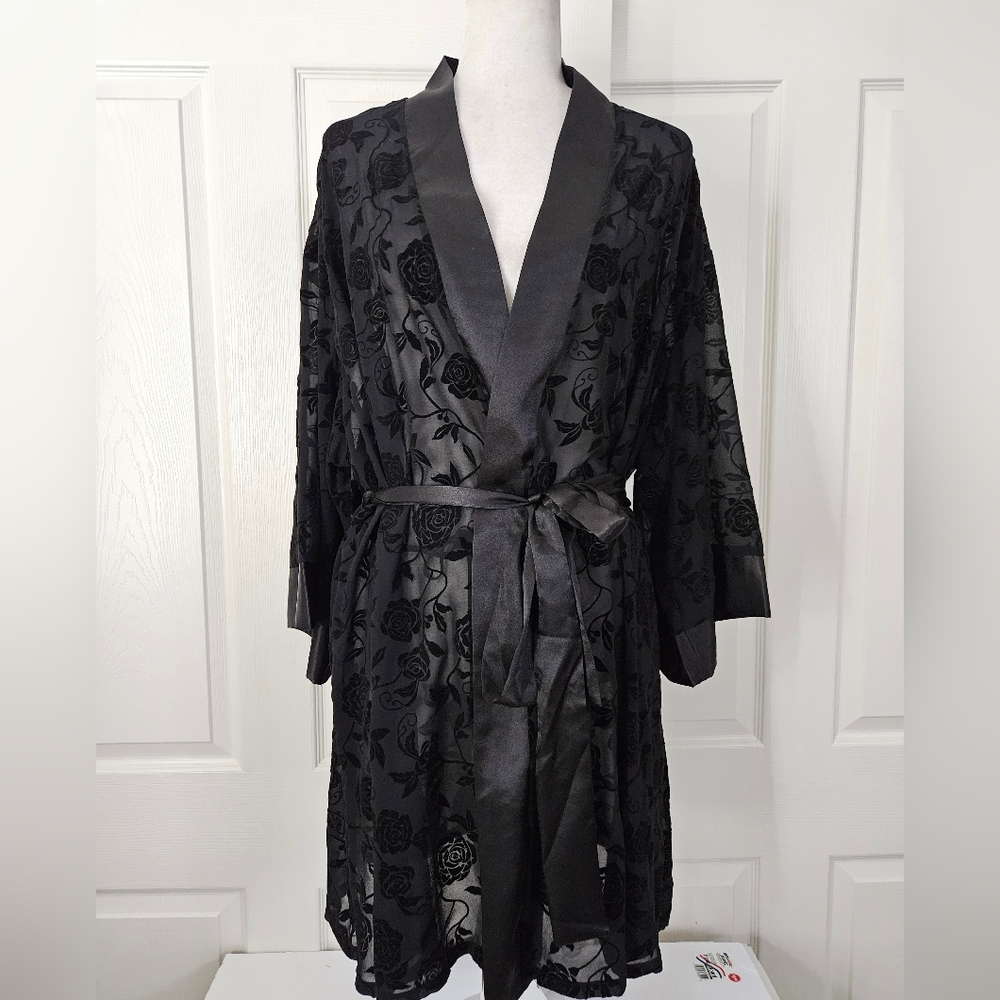 Torrid NWT Flocked Velvet Robe